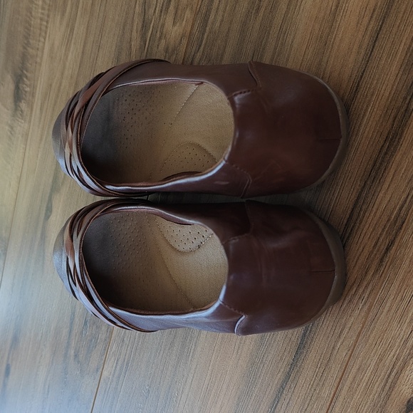 Like new Clark's woven leather flats - Picture 5 of 7